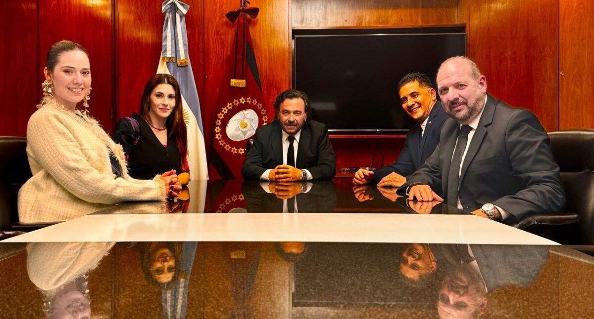 El gobernador Sáenz recibe a "libertarios arrepentidos" en la Casa de Salta