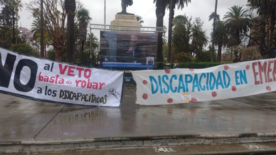 Movilización en Salta: El colectivo de la discapacidad hace vigilia en la Legislatura por la deuda de Nación