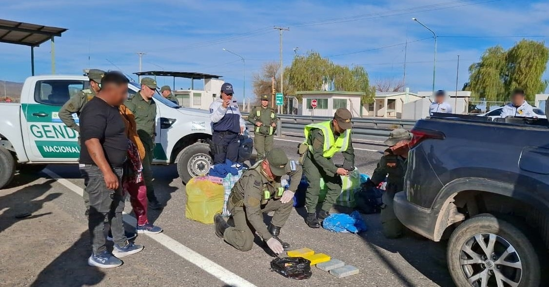 Ruta de la droga Salta-San Juan: una pareja fue detenida con cocaína oculta en una rueda de auxilio