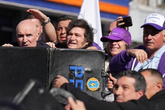 Tensión en Lomas de Zamora: Culpan al kirchnerismo por la agresión a la caravana de Milei