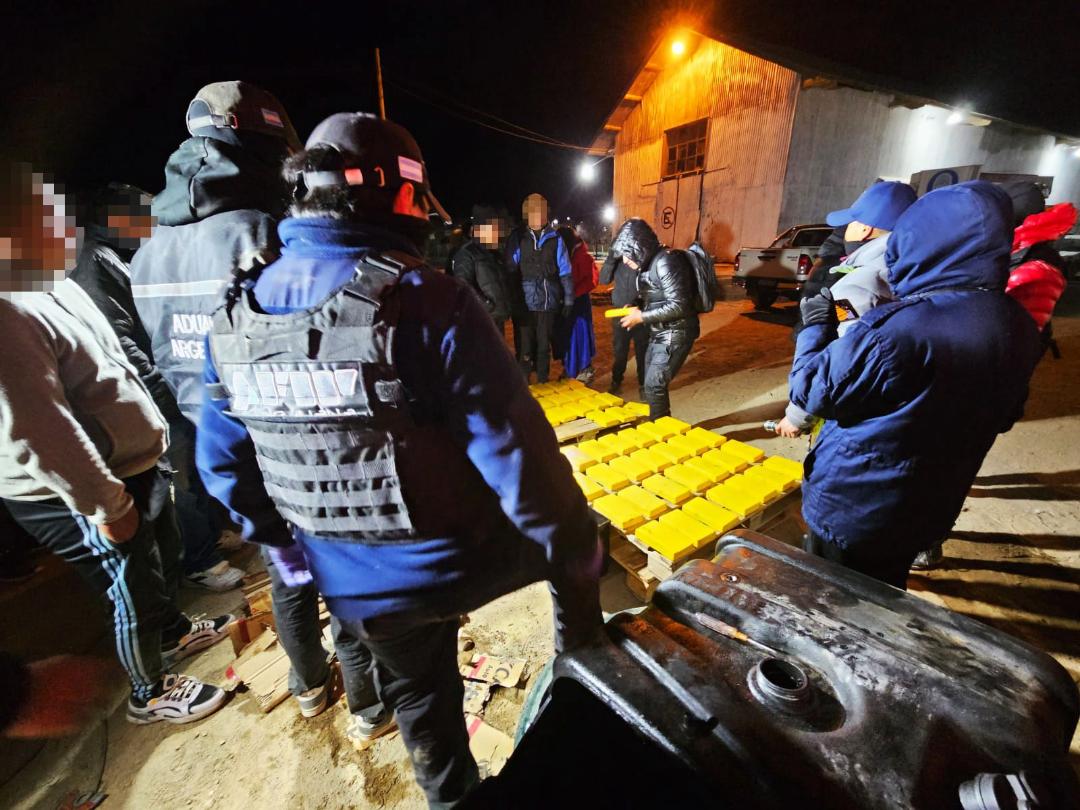 Aduana secuestra más de 52 kg de cocaína ocultos en tanque de camión