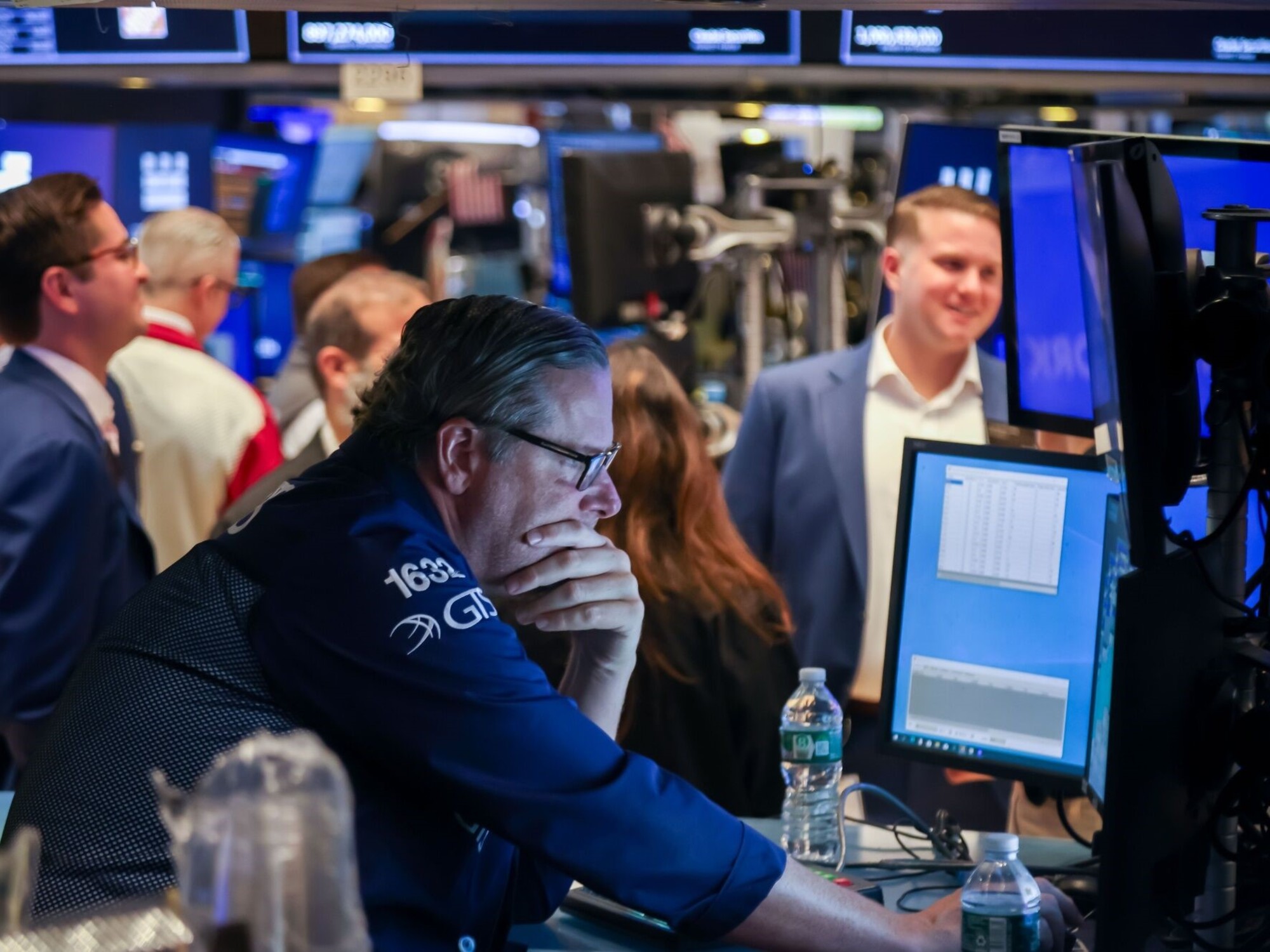Mercados en alerta: El dólar sube y las acciones se desploman en un día de alta tensión