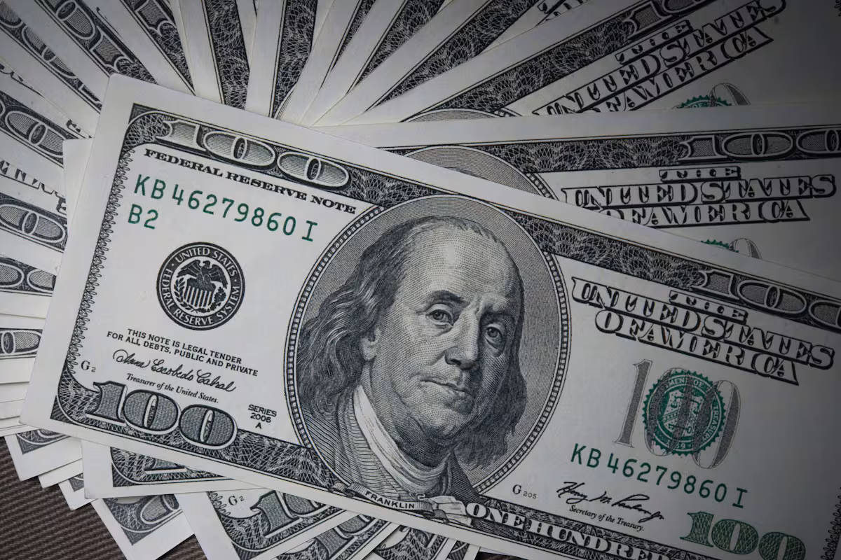 Dólar hoy: El blue cotiza a $1365 y el oficial se mantiene al alza