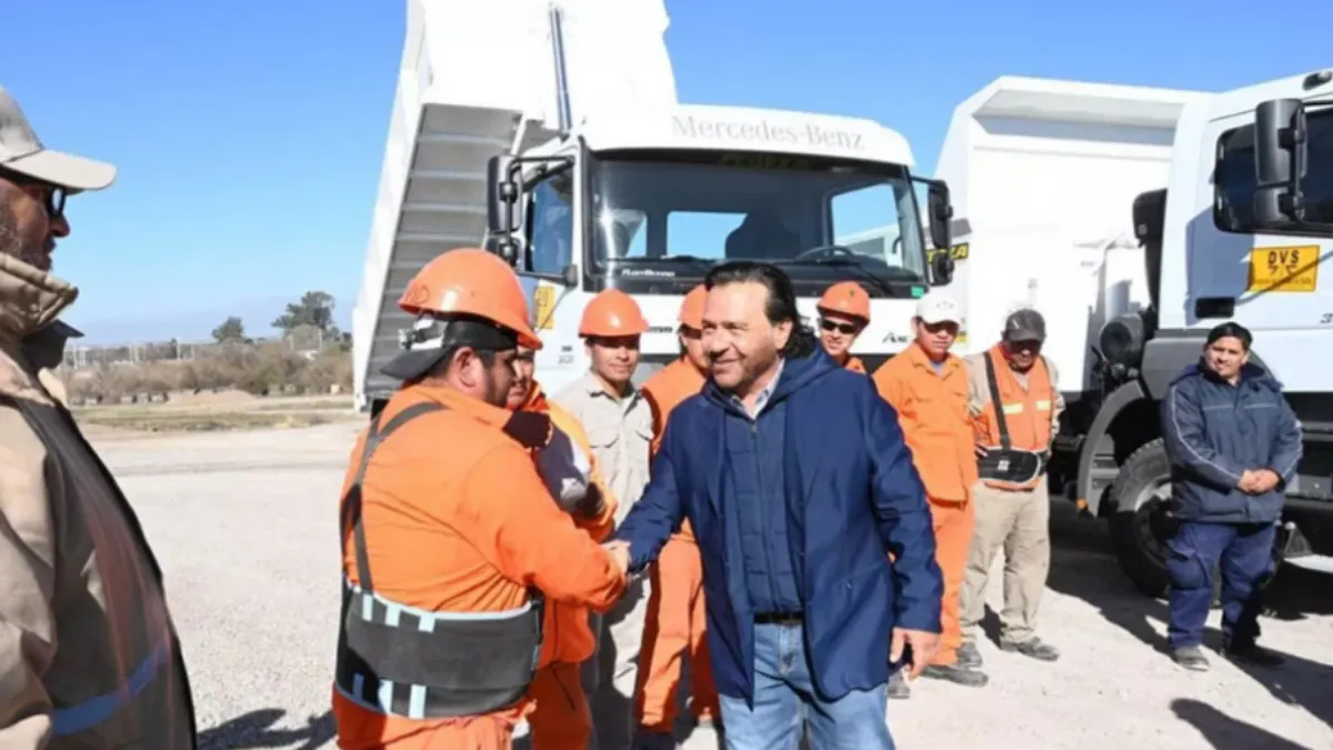 Más inversión para las rutas: Sáenz entrega nueva maquinaria a la dirección de Vialidad