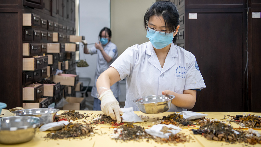 China: la medicina tradicional se reinventa entre los jóvenes y sube las notas de ingreso universitario